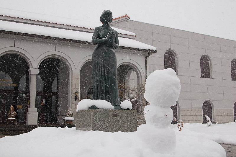 豊科近代美術館前の彫刻と雪だるま